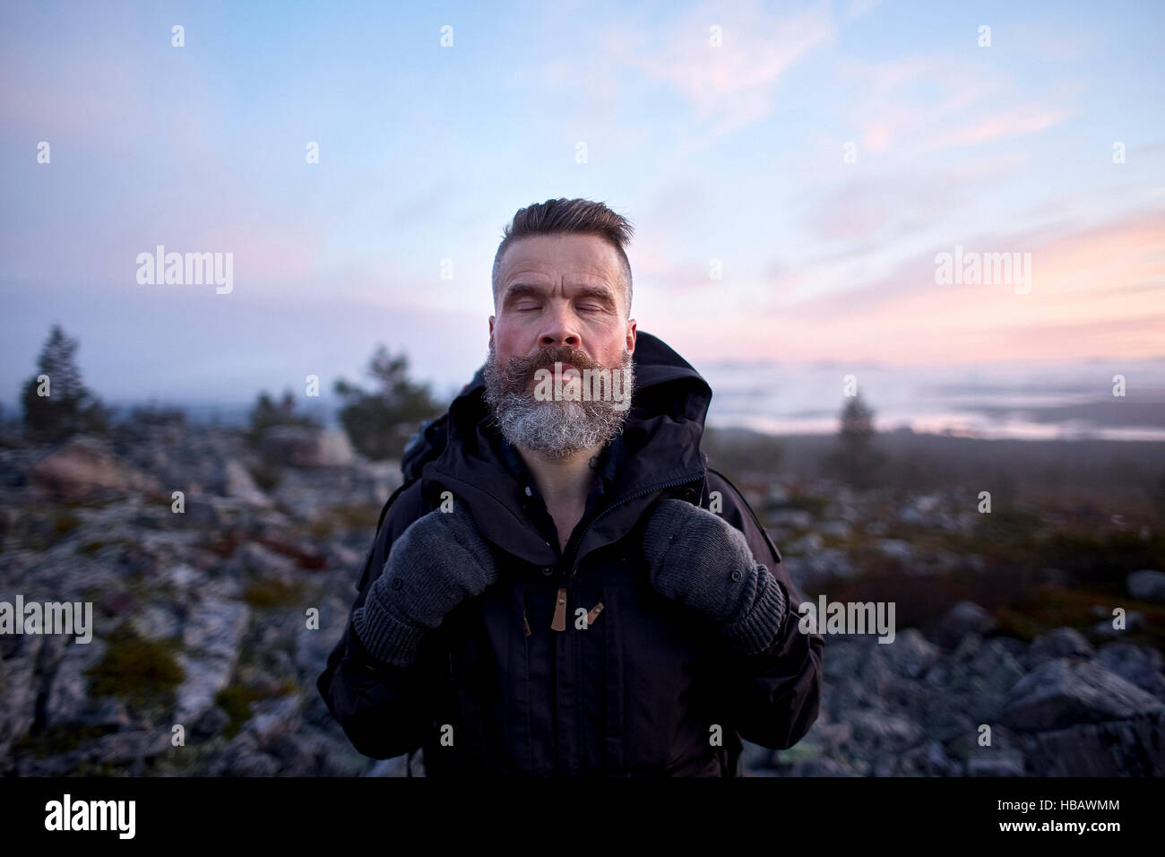 Randonneur admirant la nature avec les yeux fermés, Sarkitunturi, Laponie, Finlande Banque D'Images