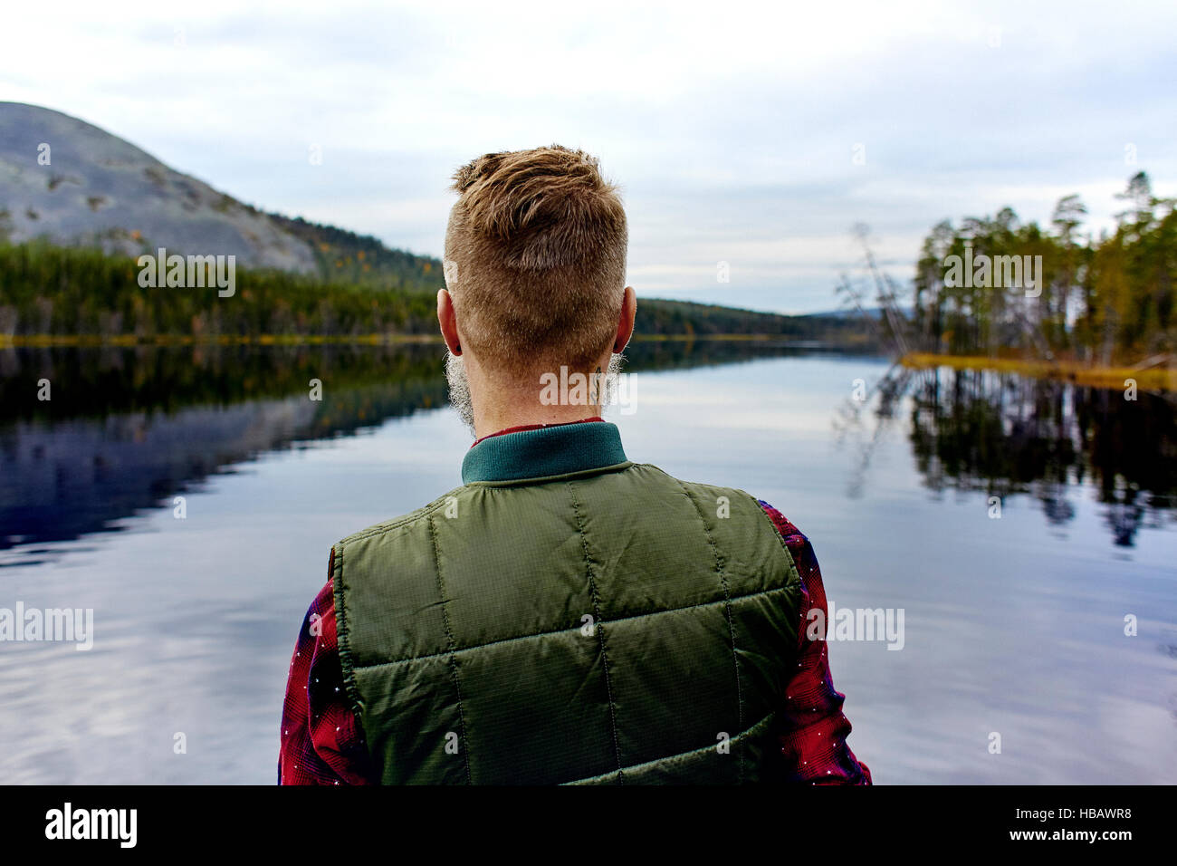 En randonneur au lac, Kesankijarvi, Laponie, Finlande Banque D'Images
