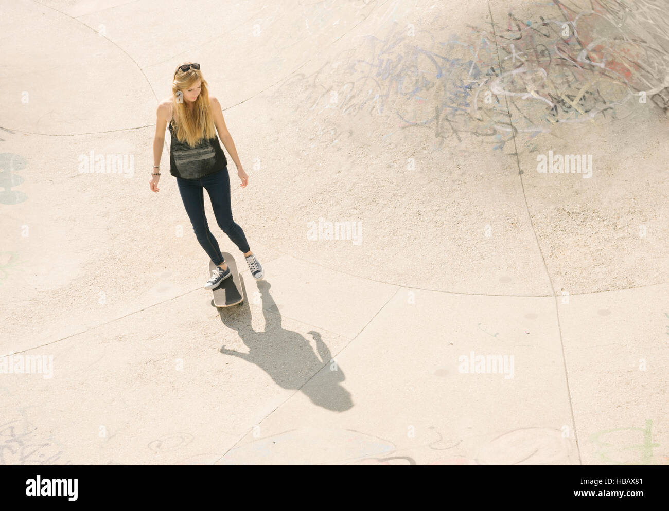 Angle élevé de jeunes femmes dans le skate skateboarder skatepark Banque D'Images