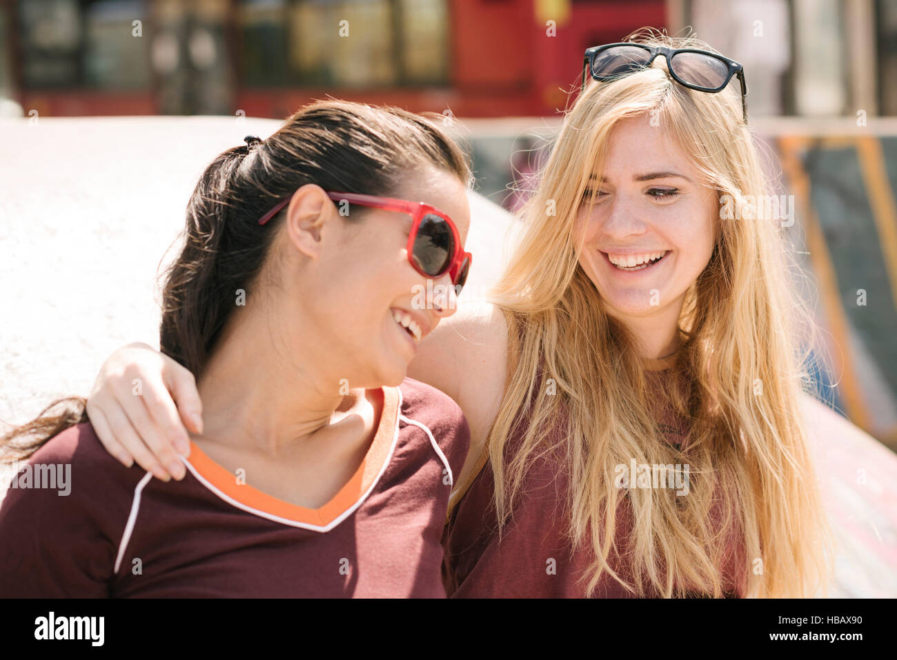 Deux femmes skateboarding friends laughing en skatepark Banque D'Images