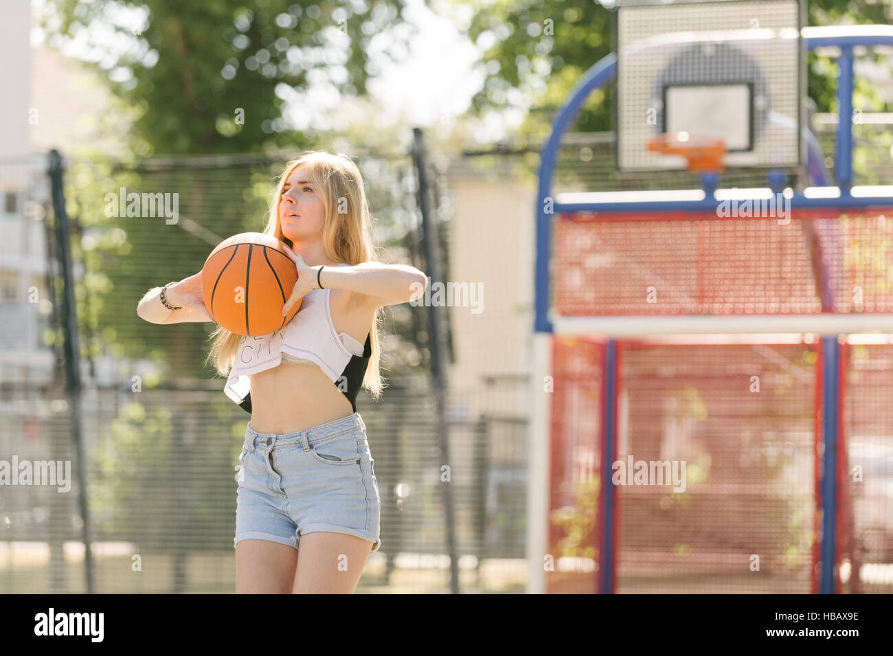 Jeune femme pratiquant le basket-ball Banque D'Images