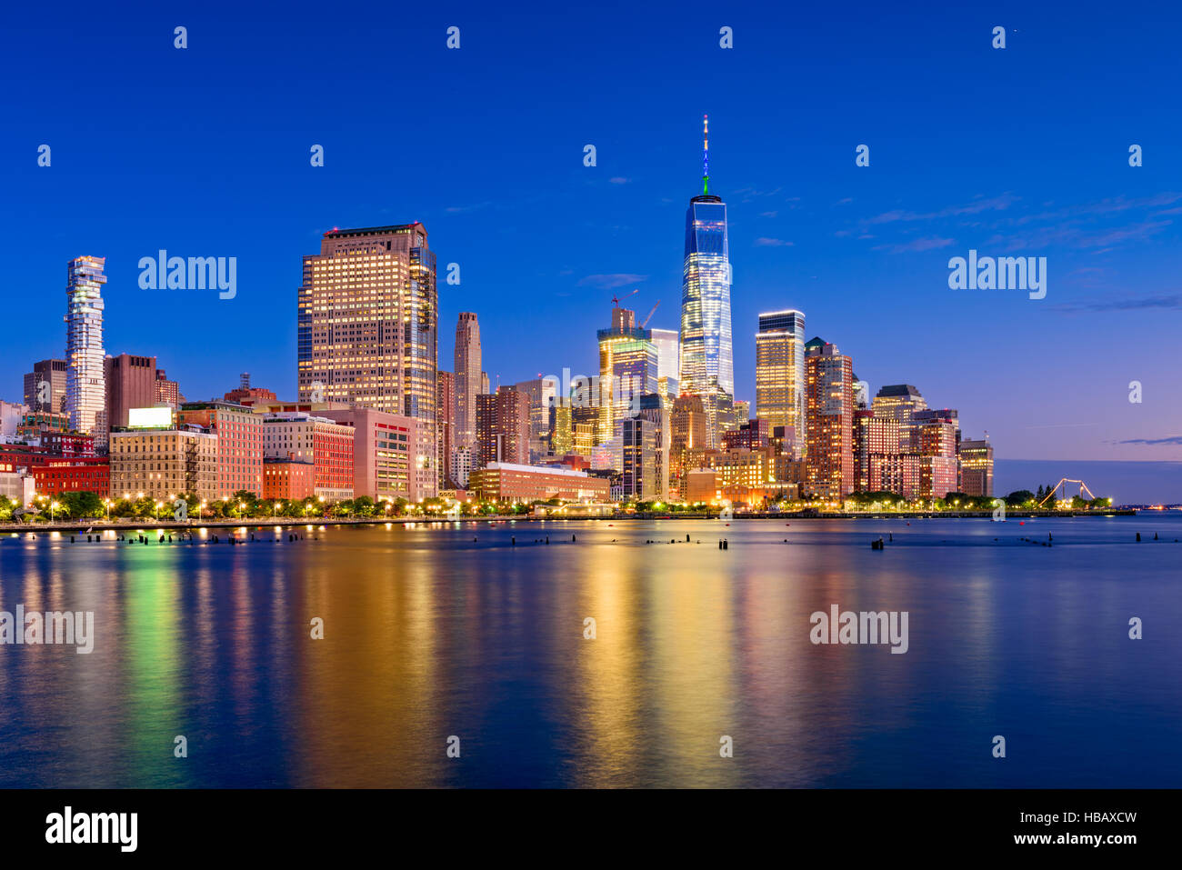 New York City financial district skyline at night sur l'Hudson. Banque D'Images