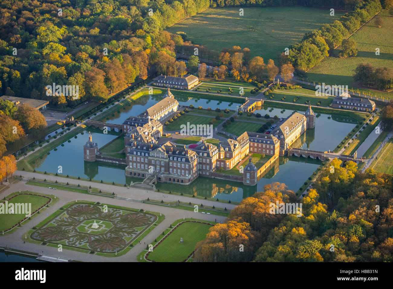 Vue aérienne, château baroque Ciron en automne, Versailles du Münsterland, château à douves avec jardin baroque Banque D'Images