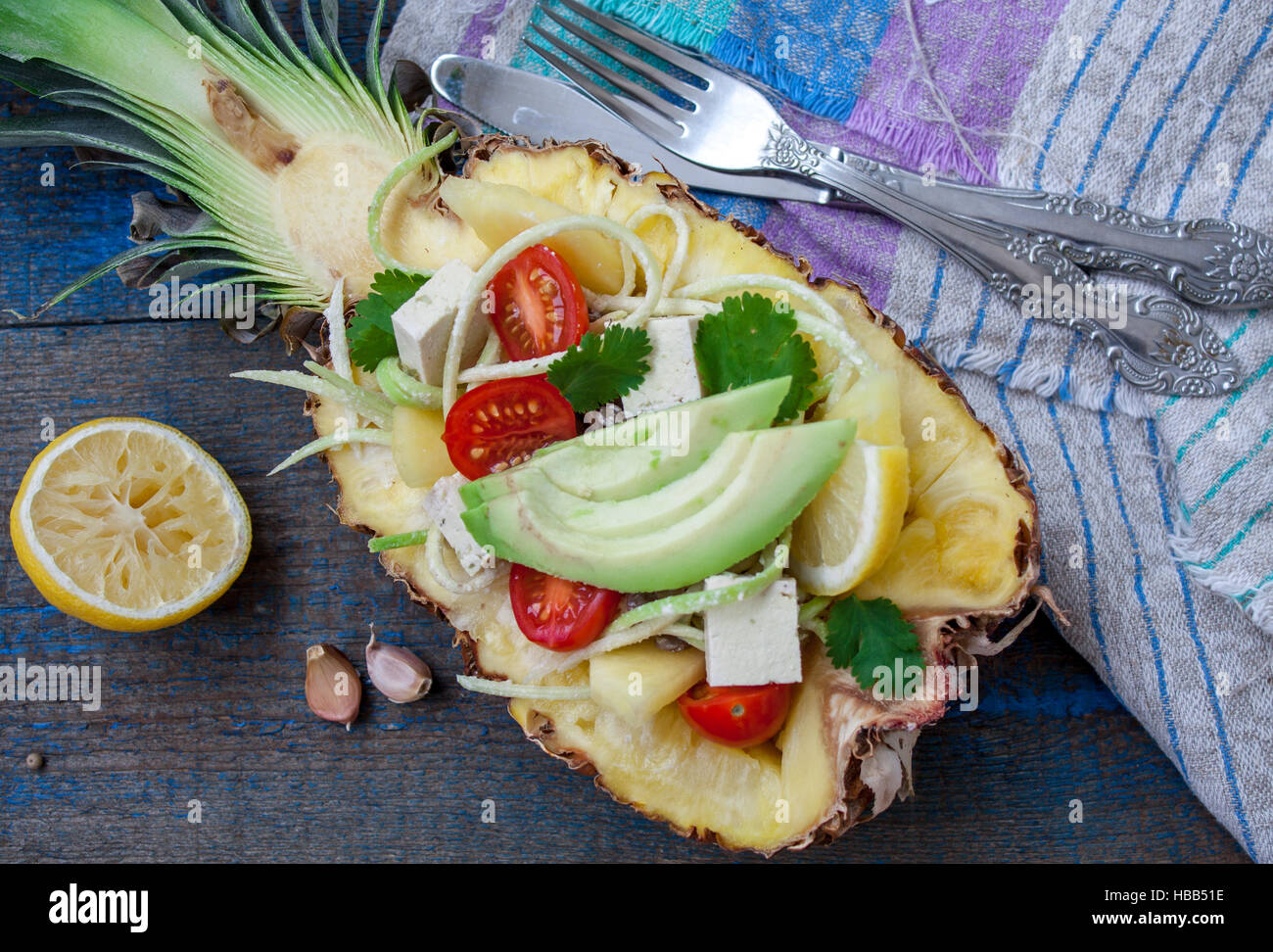 Pâtes courgettes végan pour couper l'ananas avec le tofu, les tomates, l'avocat et les herbes. Parfait pour le régime de detox ou simplement un repas sain. Amour pour un healt Banque D'Images