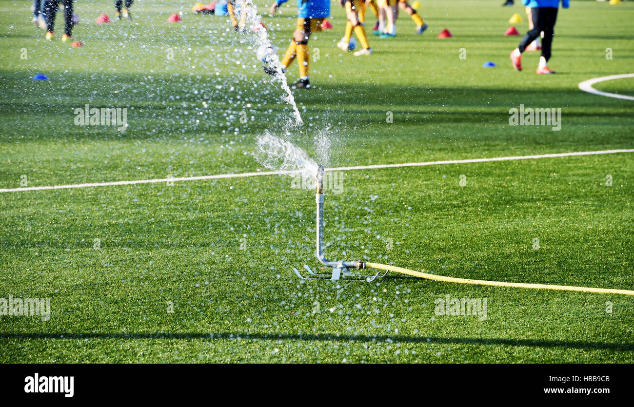 L'arrosage du gazon artificiel astro 3G hauteur à Sutton United Football Club Banque D'Images