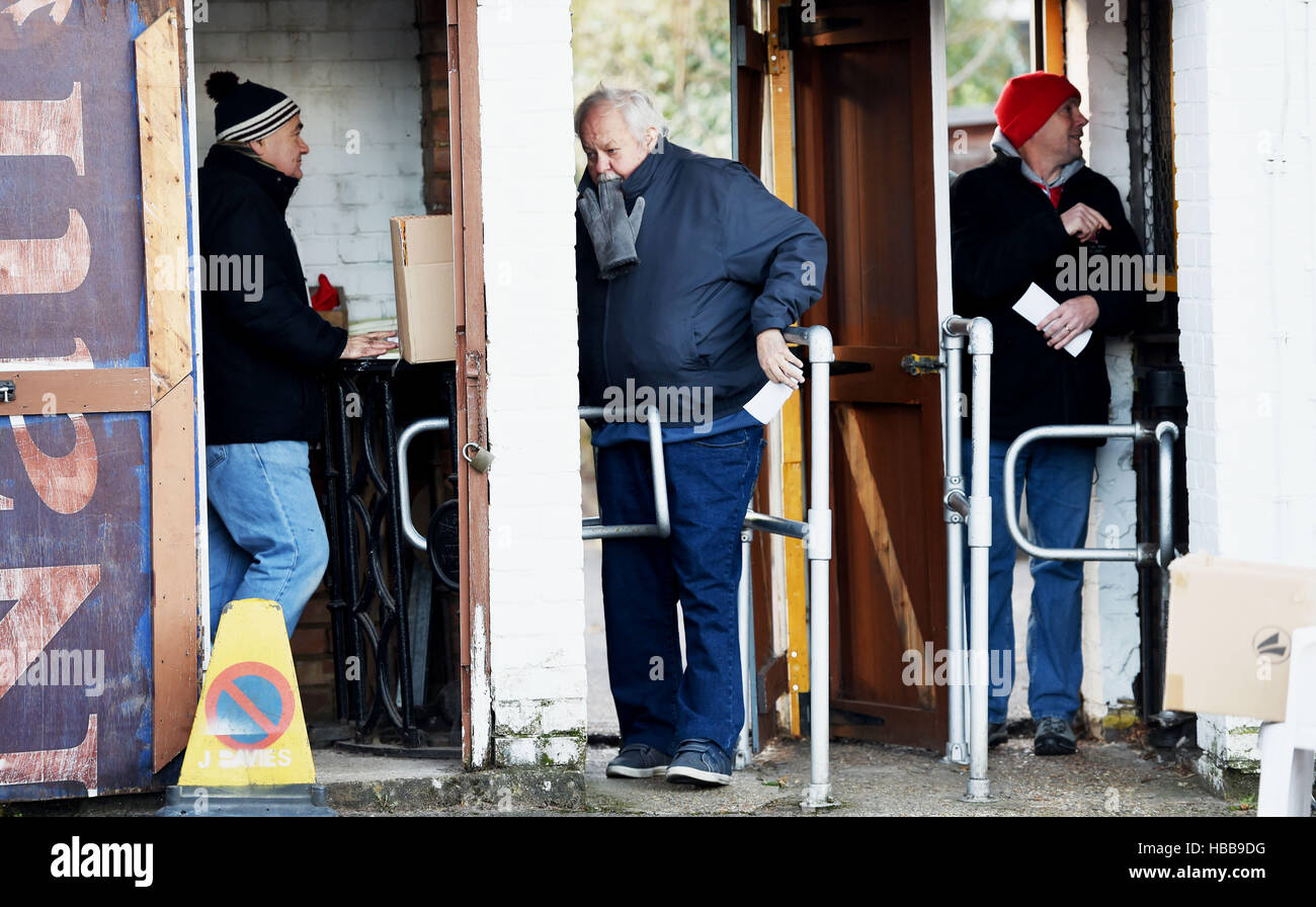 Fans viennent à travers les tourniquets de Sutton United Football Club match Banque D'Images