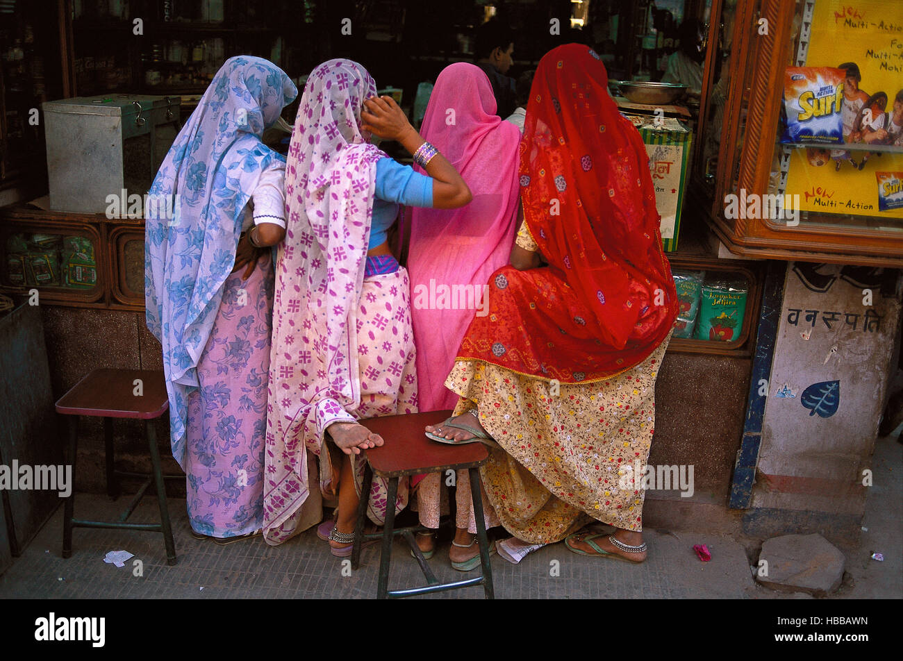 Inde. Le Rajasthan. Femmes dans le bazar de Jodhpur. // L'Inde. Le Rajasthan. Jodhpur. Au bazar de womans. Banque D'Images