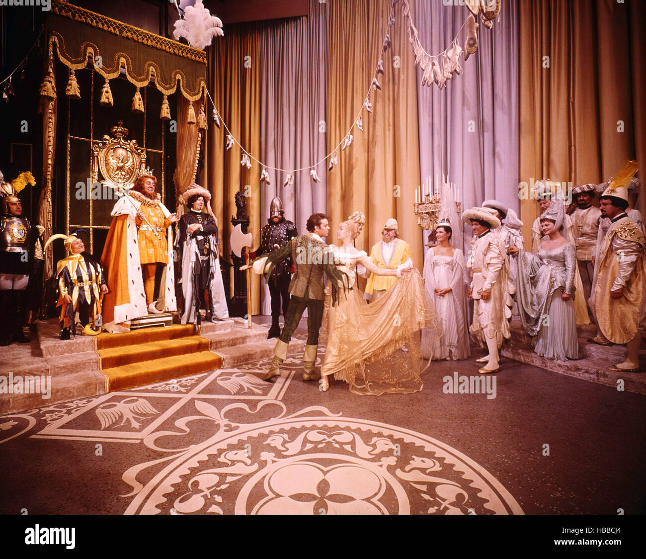 Le monde merveilleux des frères Grimm, Jim Backus (troisième à partir de la gauche), Russ Tamblyn, Yvette Mimieux (centre), 1962 Banque D'Images