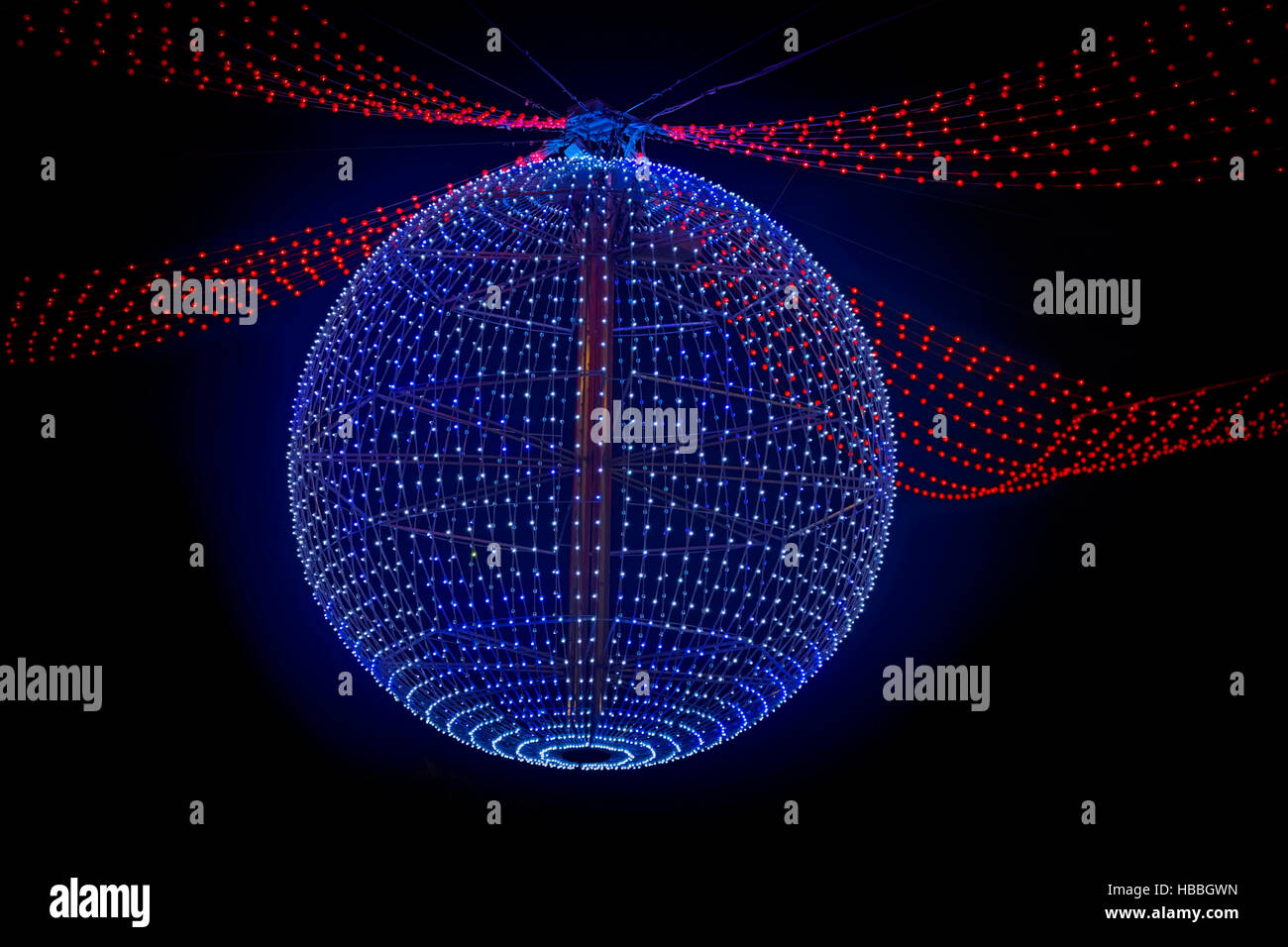 Nouvelle année balle d'éclairage suspendus dans la nuit Banque D'Images