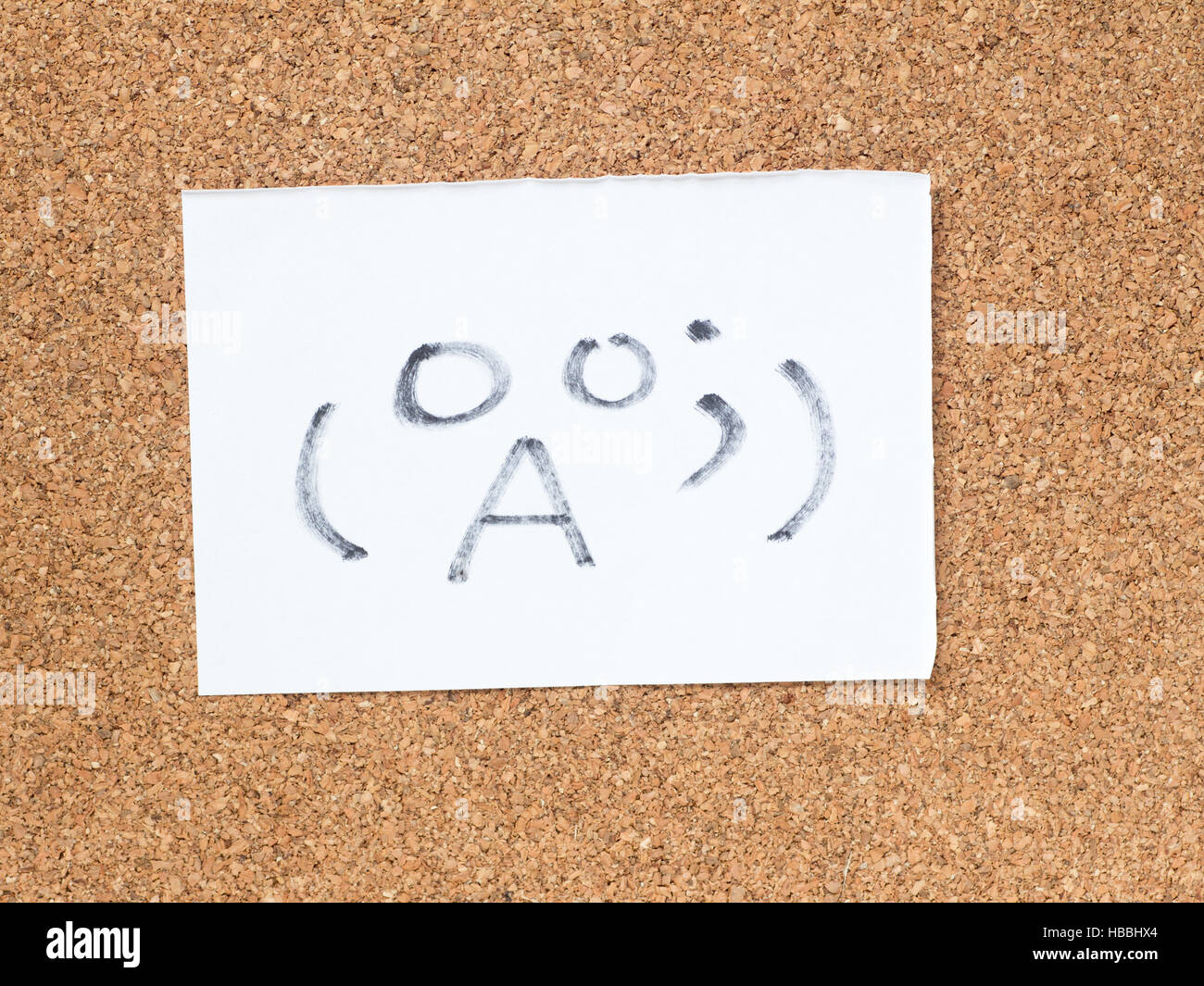 La série d'émoticônes japonais appelé Kaomoji sur le panneau de liège