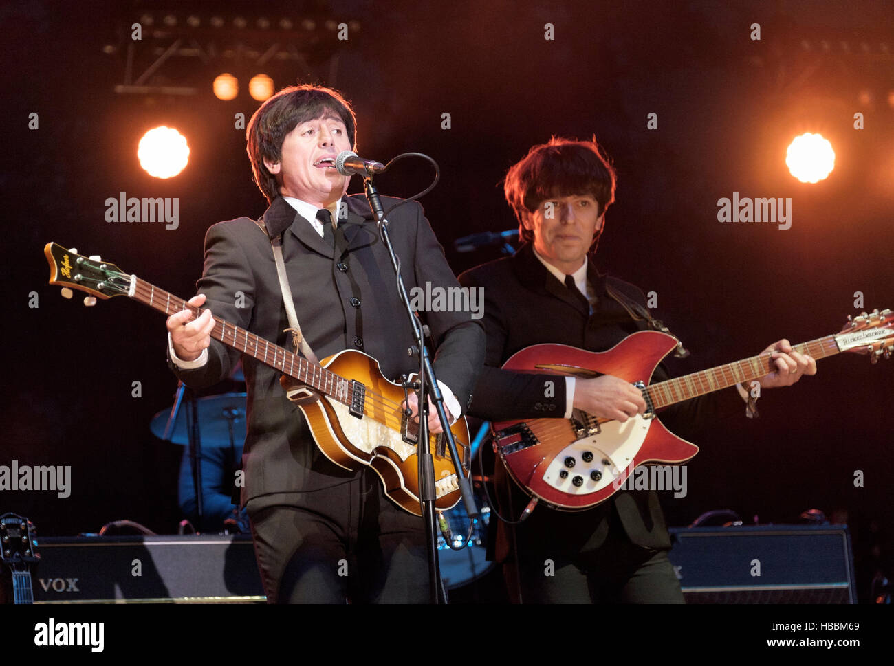 Steve White et Stephen Hill de The Bootleg Beatles effectuant à Fairport's Cropredy Convention, Banbury, Angleterre, Royaume-Uni. 12 août 2016 Banque D'Images