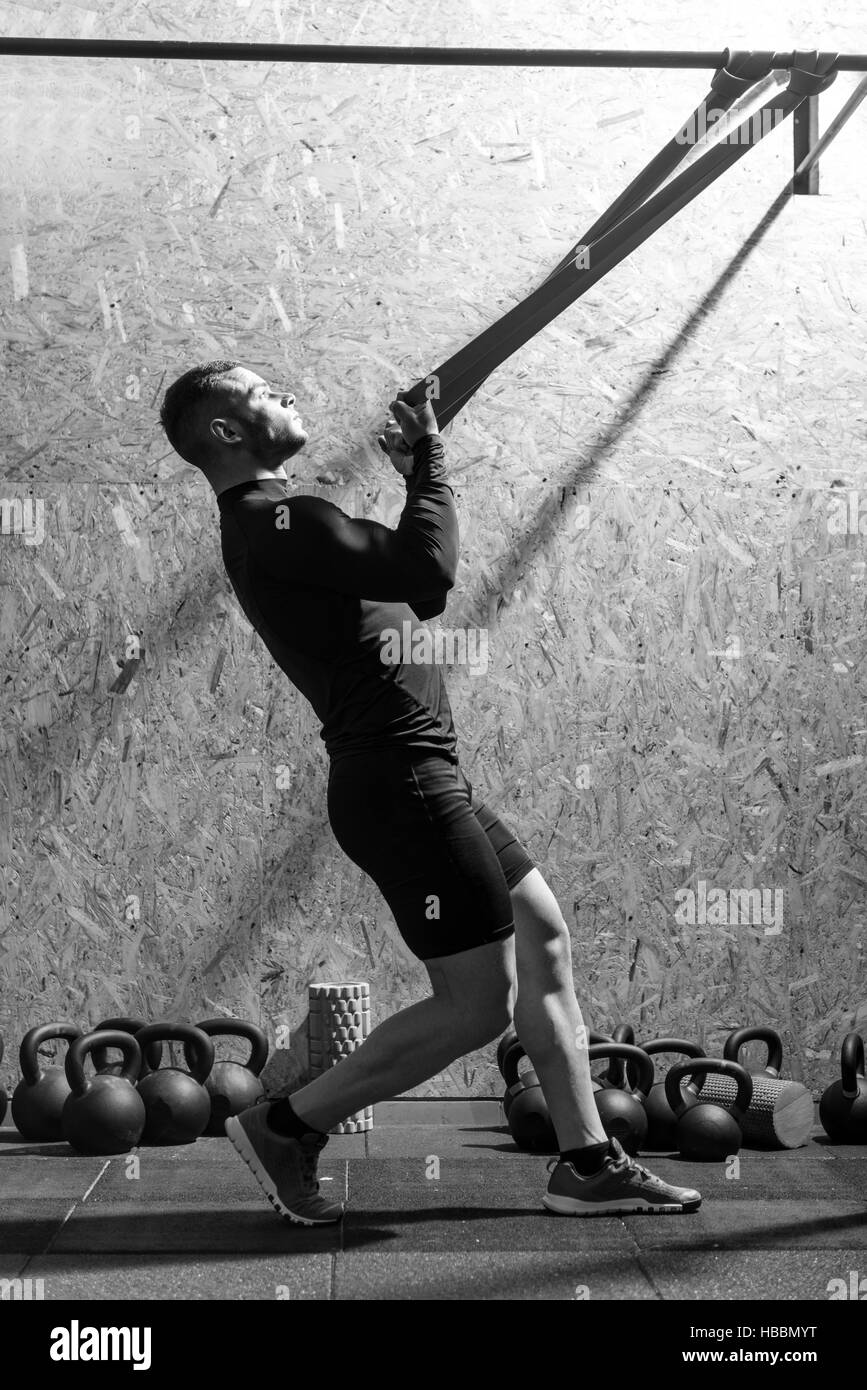 L'exercice sportif musculaire très fort avec une bande de résistance Banque D'Images