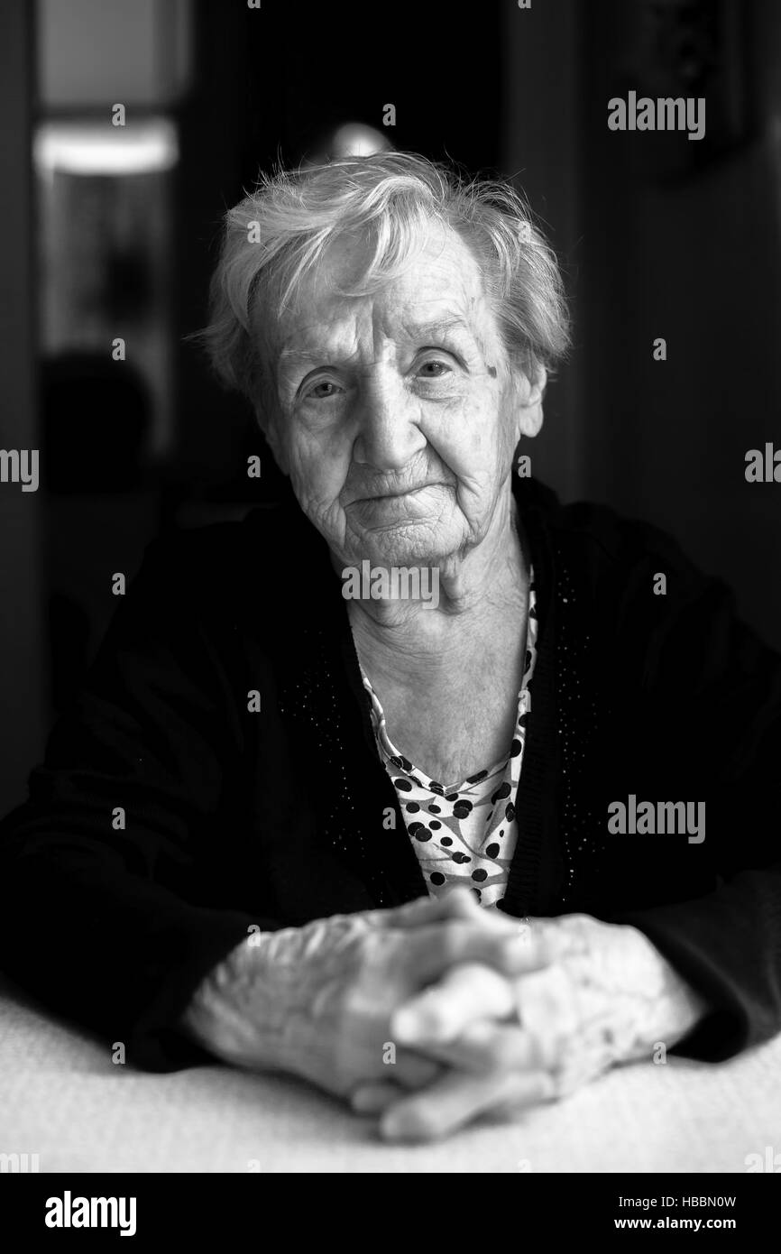 Grand-mère. Portrait noir et blanc d'une femme âgée. Banque D'Images