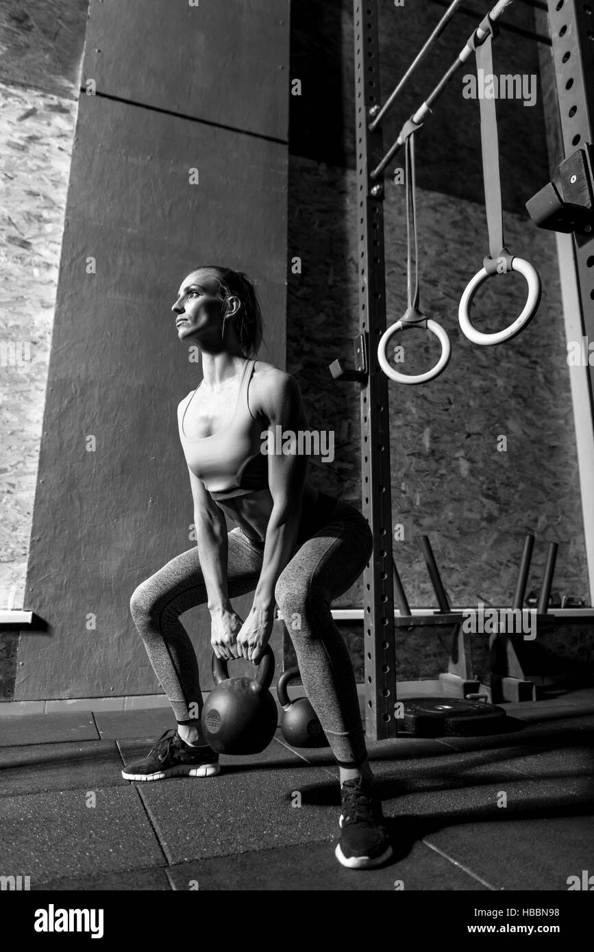 Strong athletic woman holding a kettlebell Banque D'Images