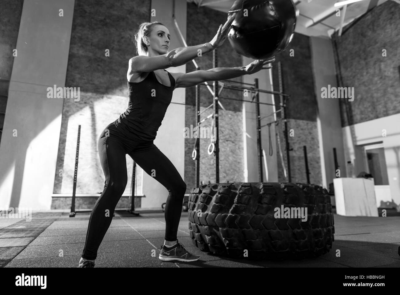 Nice sportive woman throwing un medicine-ball Banque D'Images