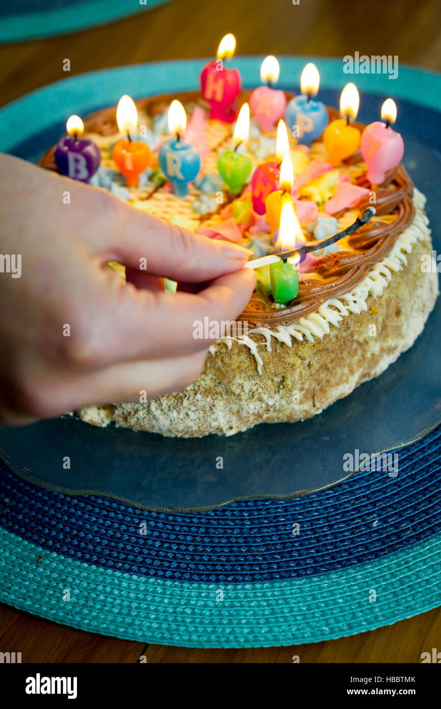 Gâteau avec Joyeux Anniversaire signe fait de brûler des bougies Banque D'Images