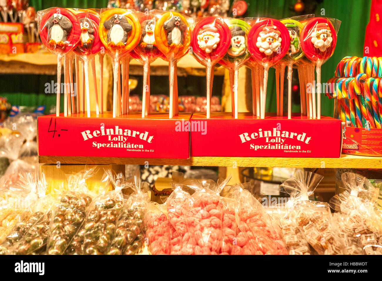 Ambiance de Noël et les ventes s'élève à Alexanderplatz, Lollipops en vente, Berlin, Allemagne Banque D'Images