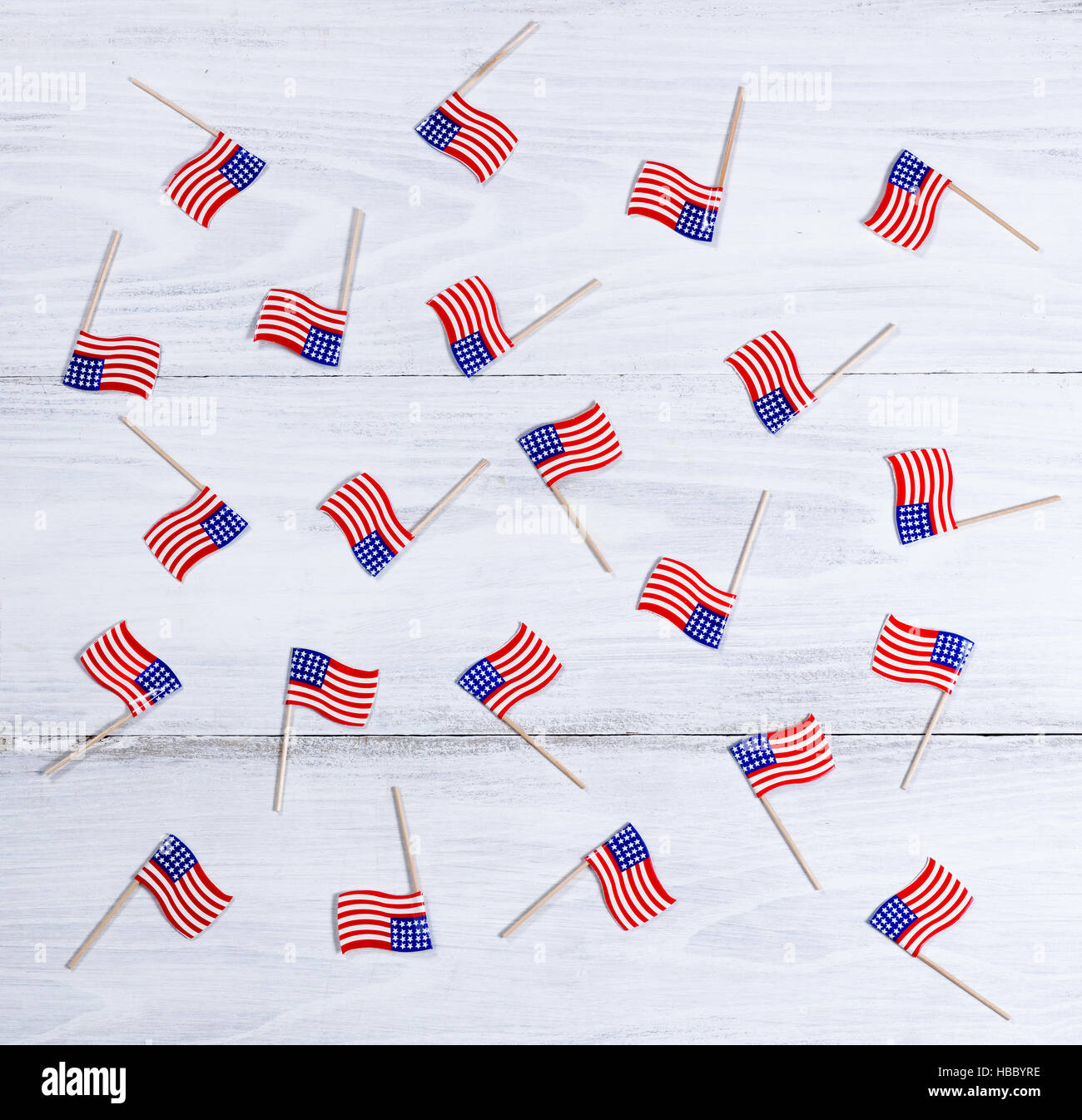Petit USA Les drapeaux sur les planches de bois blanc Banque D'Images