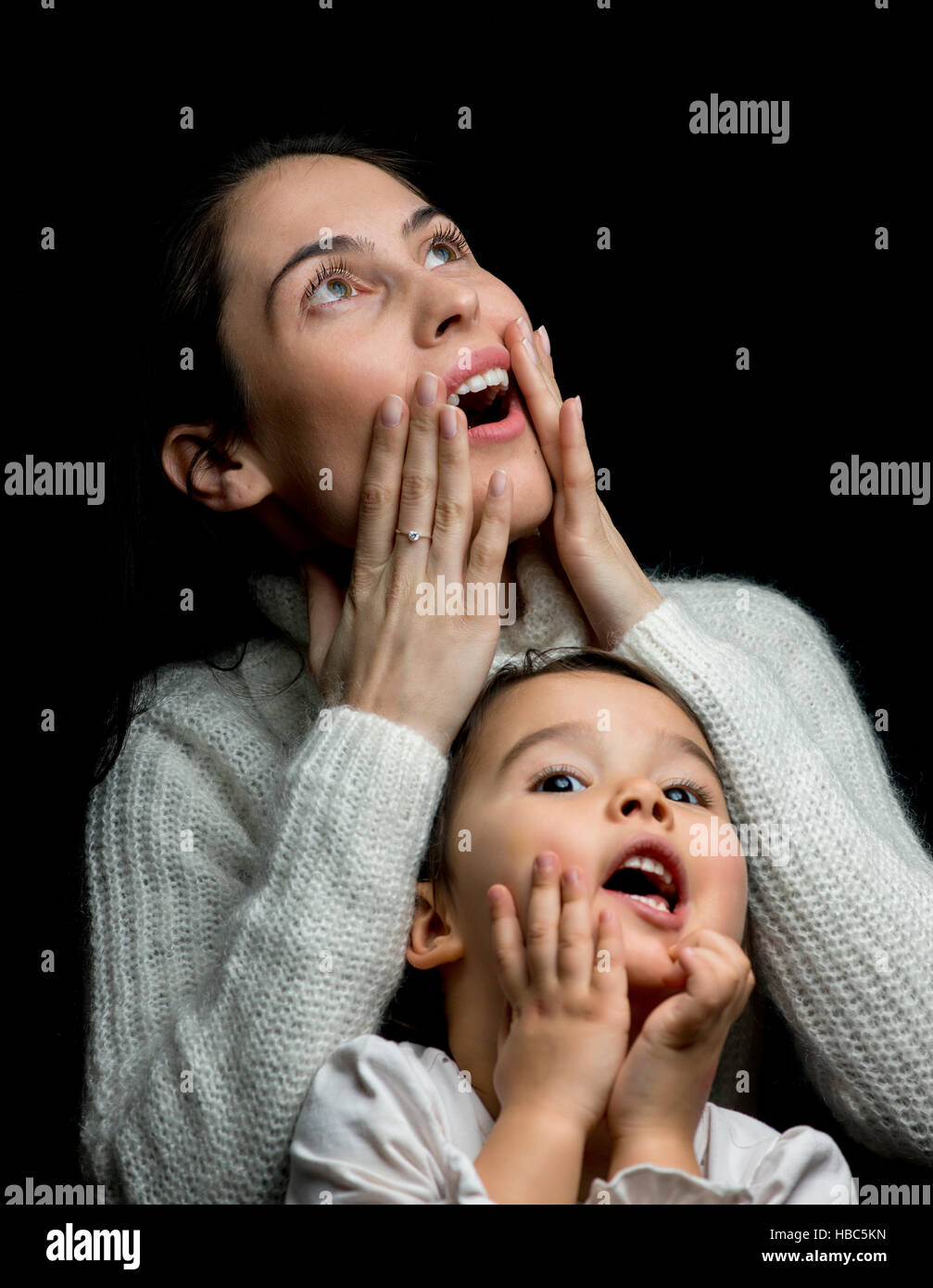 Mère et fille s'amusant montrant qu'ils ont peur Banque D'Images