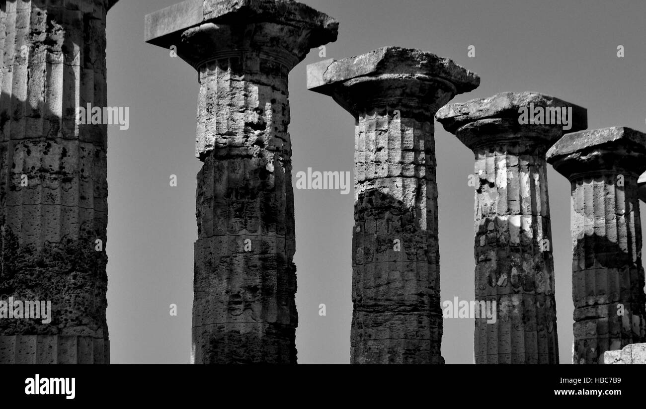 Le grec ancien noir et blanc piliers et colonnes Banque D'Images