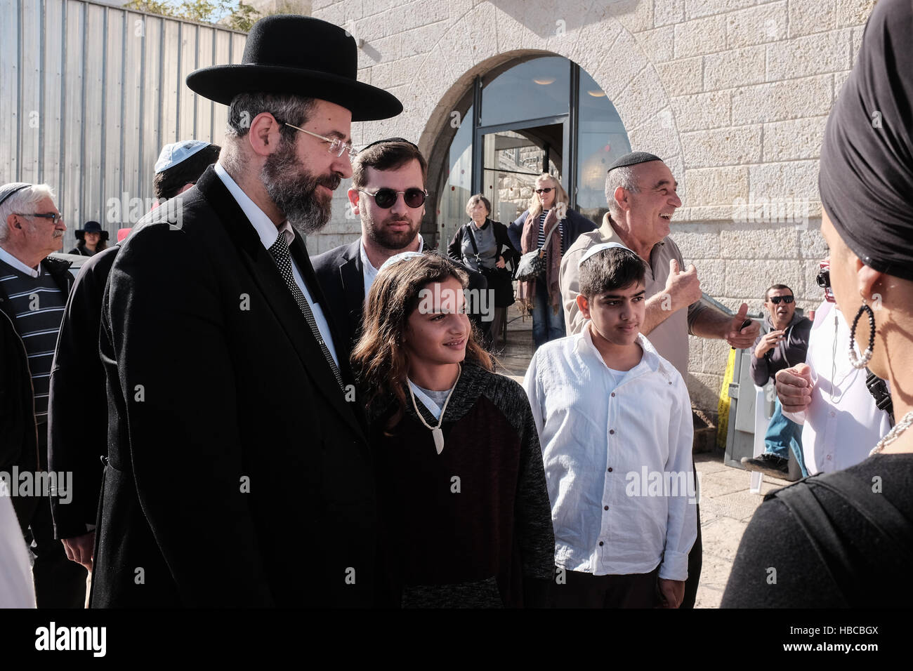 Jérusalem, Israël. 5 Décembre, 2016. Le Grand Rabbin ashkénaze d'Israël,  DAVID LAU (L), rencontre Bar Mitsvah célébrer les enfants et leurs  familles. Un groupe de 60 jeunes filles et garçons dont les