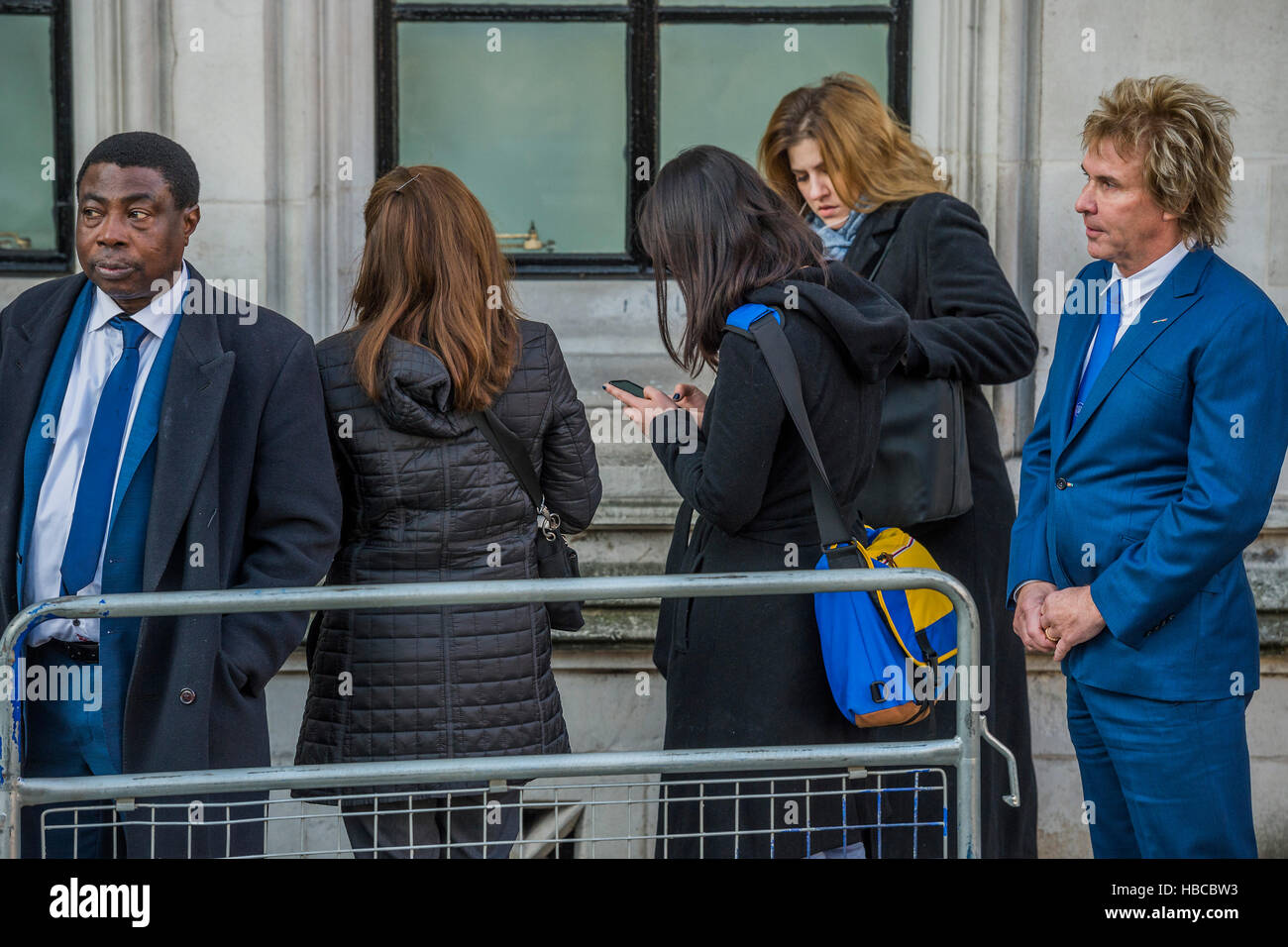 ,L'article,50,queueLondon, UK. 5 déc, 2016. Charlie Mullins arrive et se joint à l'attente du public - La Cour suprême commence son audience sur l'affaire pour le gouvernement à l'aide de la prérogative royale pour déclencher l'article 50 du traité de Lisbonne, afin de démarrer le retrait du Royaume-Uni de l'UE. Contre le gouvernement sont Gina Millar et son équipe soutenue par Charlie Mullins de Pimlico plombiers. Crédit : Guy Bell/Alamy Live News Banque D'Images