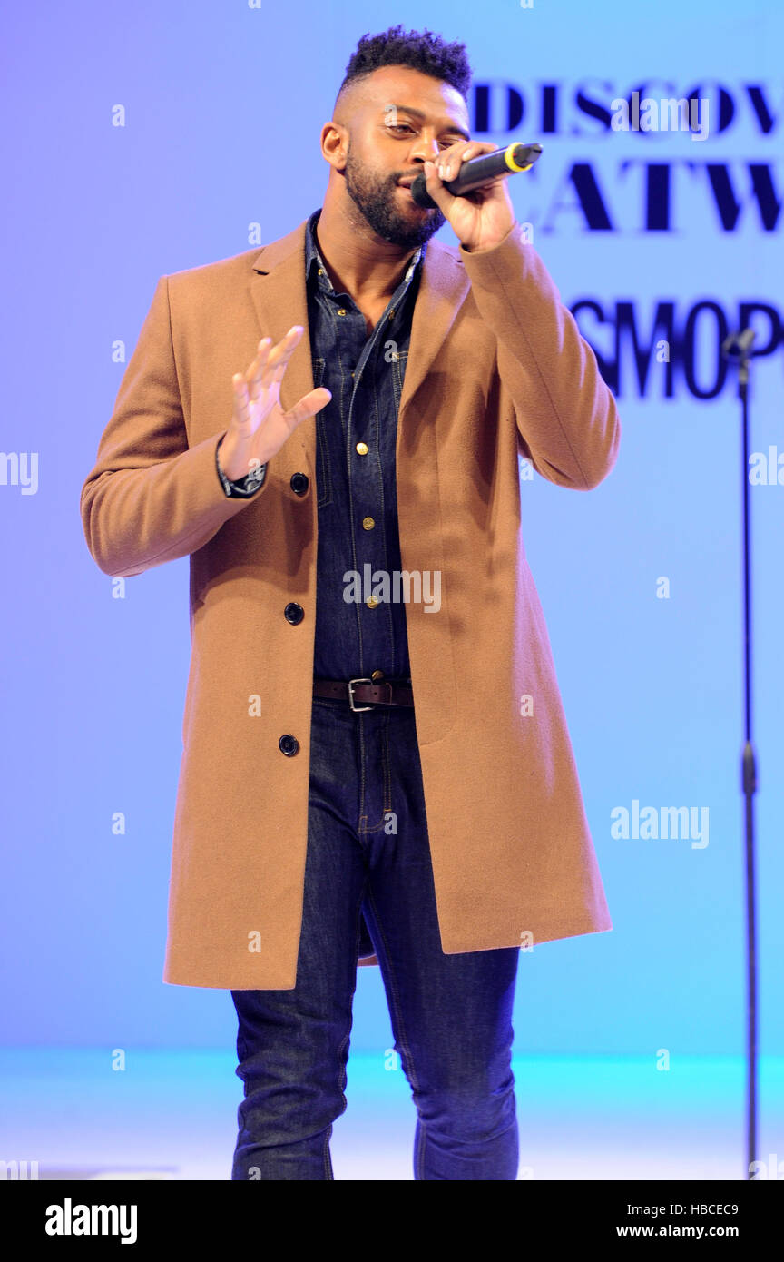 JLS fondateur Oritse Williams a réalisé trois chansons sur la ville cosmopolite a découvert au cours de la quatrième journée des défilés à l'Vêtements Show, NEC, Birmingham, UK. En commençant par une reprise de l'Arctique Monkey's ramper de nouveau à vous, Oritse a effectuer son nouveau single de flottaison, et fermé par un couvercle de David Bowie Let's Dance. L'exécution du 2 au 6 décembre 2016, avec l'habituel mélange passionnant de la mode, beauté, célébrités, la musique, et des experts de l'industrie. Les vêtements montrent est de retour pour son dernier traitement au NEC. Crédit : Antony l'ortie/Alamy Live News Banque D'Images