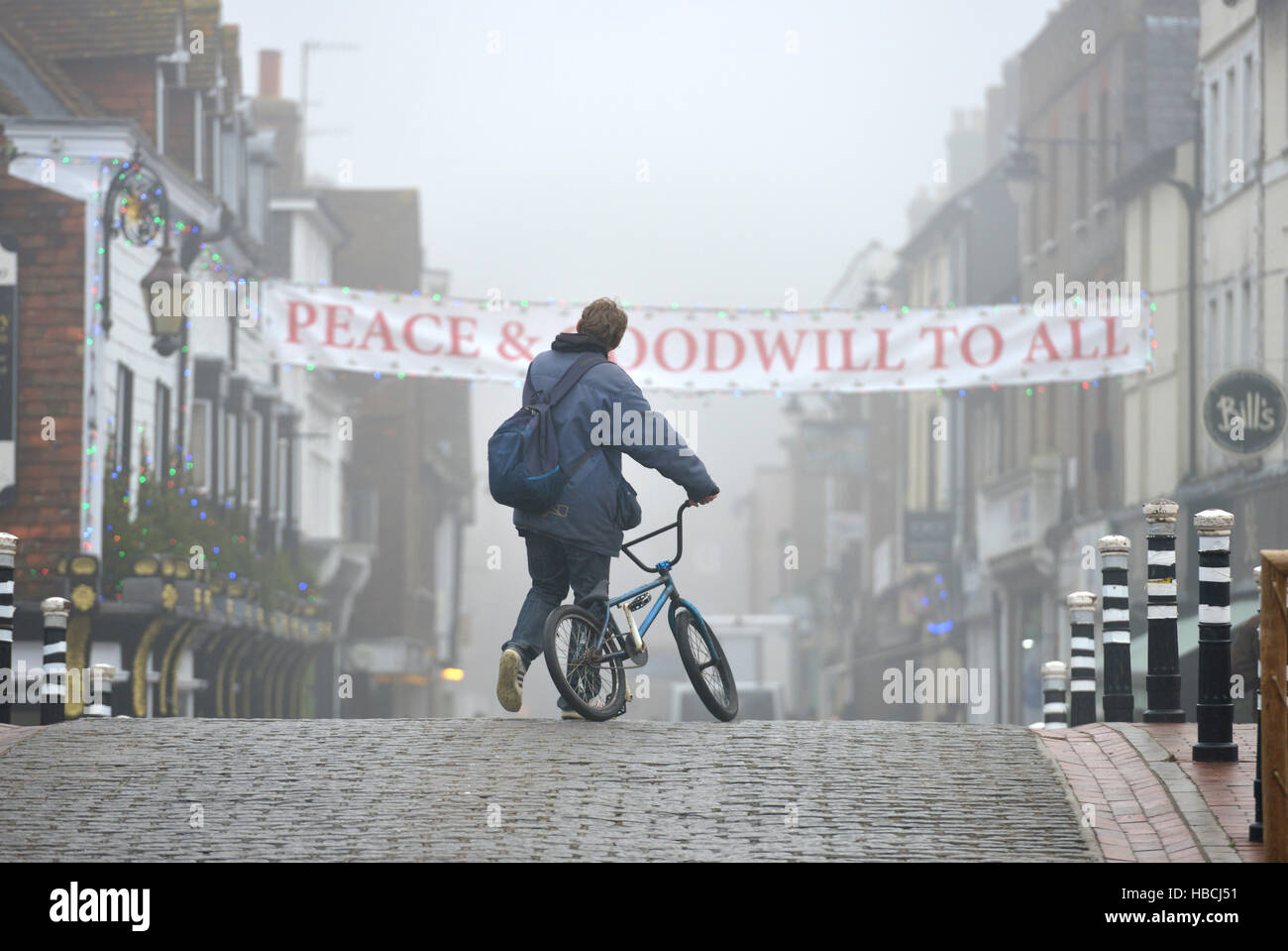 Vélo homme avec les achats de Noël, Lewes, East Sussex Banque D'Images