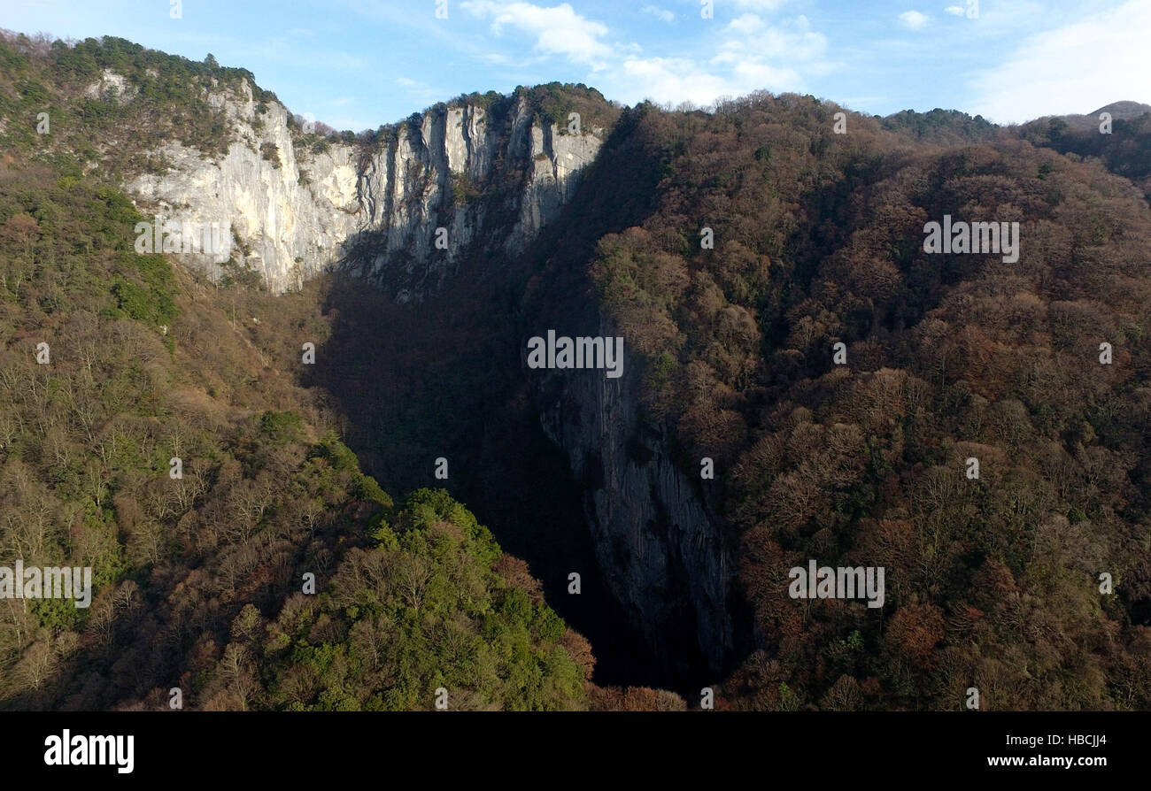 Hanzhong, Chine. 19Th Mar, 2016. Photo prise le 3 décembre 2016 présente le Quanziya dans une doline karstique géant Zhenba Comté de Hanzhong City, au nord-ouest de la province de Shaanxi en Chine. Une grappe de dolines karstiques géant, également connu sous le nom de tiankengs, a été découvert dans le Shaanxi.Au total, 49 tiankengs et plus de 50 cheminées de 50 à 100 mètre de diamètre a été trouvé dans le plus de 200-km relief karstique dans la ceinture de la ville de Hanzhong. © Tao Ming/Xinhua/Alamy Live News Banque D'Images