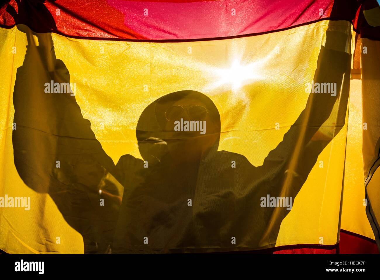 Barcelone, Espagne. 6 Décembre, 2016 : un manifestant lève son drapeau espagnol alors qu'il chante l'hymne national au cours d'une manifestation pour l'unité indissoluble de la nation espagnole et contre une indépendance de la Catalogne sur la constitution espagnole 24. Credit : matthi/Alamy Live News Banque D'Images