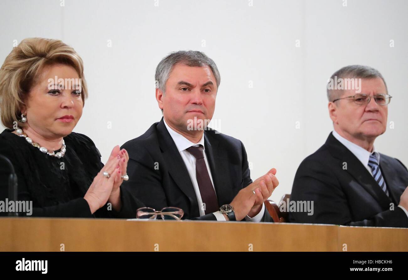 Moscou, Russie. Le 06 Dec 2016. Le Président du Conseil de la Fédération de Russie Valentina Matviyenko, gauche, Douma d'État Le Président Vyacheslav Volodin et Procureur général Chaya, droite, applaudir au cours de l'adresse le Président Vladimir Poutine lors du Congrès National des juges dans la salle à colonnes de la Maison des Syndicats le 6 décembre 2016 à Moscou, Russie. Credit : Planetpix/Alamy Live News Banque D'Images