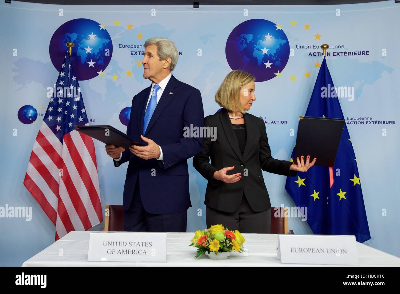 Bruxelles, Belgique. 6e Dec 2016. La secrétaire d'État John Kerry et le Haut Représentant de l'Union européenne Federica Mogherini documents à transmettre à l'aide du Service européen d'action extérieure, le 6 décembre 2016 au siège à Bruxelles, Belgique. Credit : Planetpix/Alamy Live News Banque D'Images