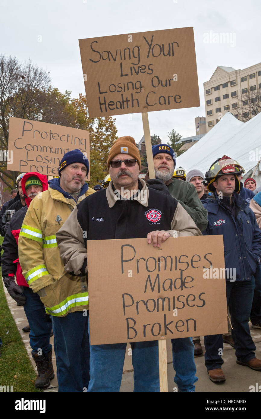 Au Michigan, aux États-Unis. 6 Décembre, 2016. Pompiers et policiers rally à la Michigan State Capitol pour protester contre des projets de loi à la Michigan sous contrôle républicain canard boiteux législature qui serait réduire l'état de santé des employés et des retraités. Pendant le rallye, l'Union européenne ont annoncé que les dirigeants avaient accepté de suspendre les projets jusqu'à la session législative de 2017. Crédit : Jim West/Alamy Live News Banque D'Images