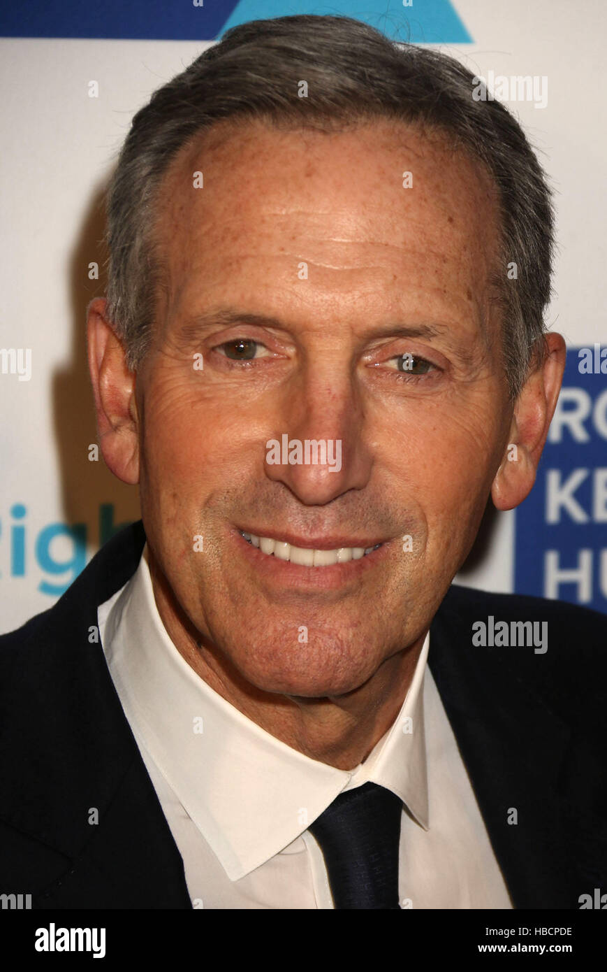 New York, New York, USA. 6e Dec 2016. Ancien PDG de Starbucks Howard Schultz RFK des droits de l'homme assiste à l'onde d'Espoir 2016 Gala tenu à l'hôtel Hilton New York. Credit : Nancy/Kaszerman ZUMA Wire/Alamy Live News Banque D'Images