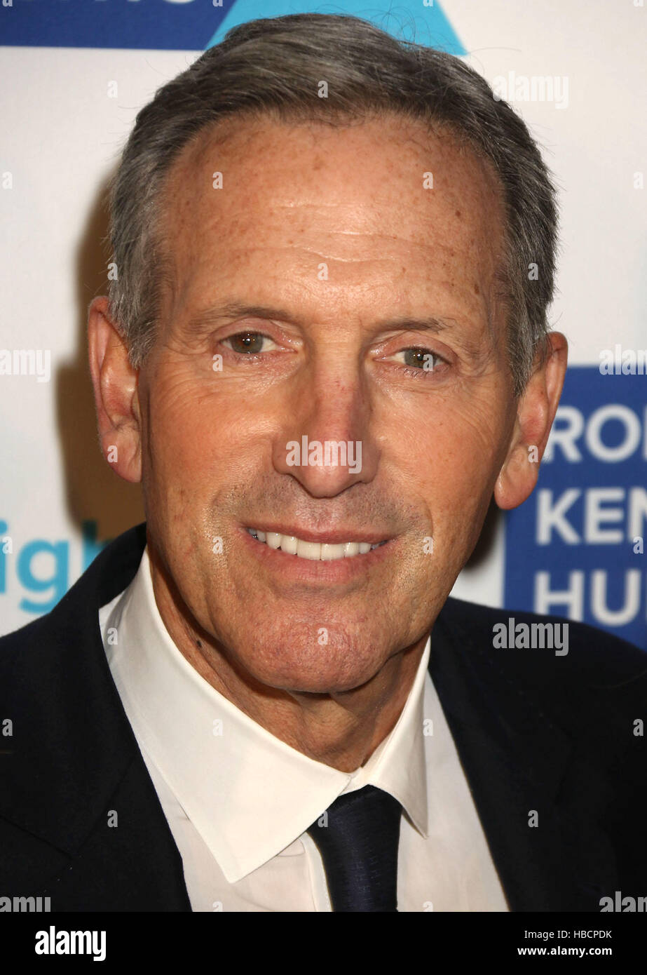 New York, New York, USA. 6e Dec 2016. Ancien PDG de Starbucks Howard Schultz RFK des droits de l'homme assiste à l'onde d'Espoir 2016 Gala tenu à l'hôtel Hilton New York. Credit : Nancy/Kaszerman ZUMA Wire/Alamy Live News Banque D'Images