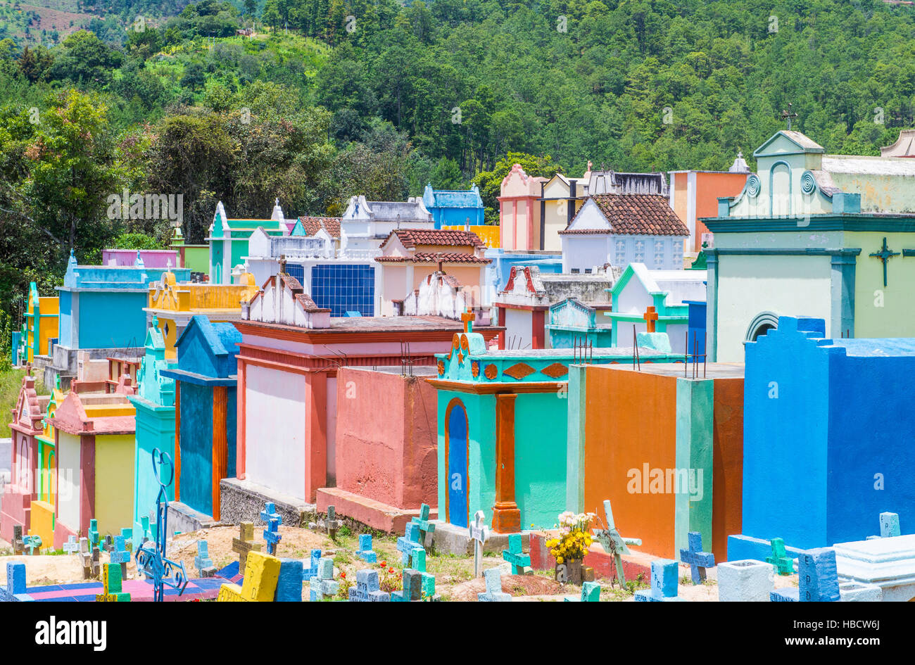 Cimetière coloré à Chichicastenango Guatemala au Guatemala. membres de la famille la pierre tombale de peinture afin d'honorer les morts Banque D'Images