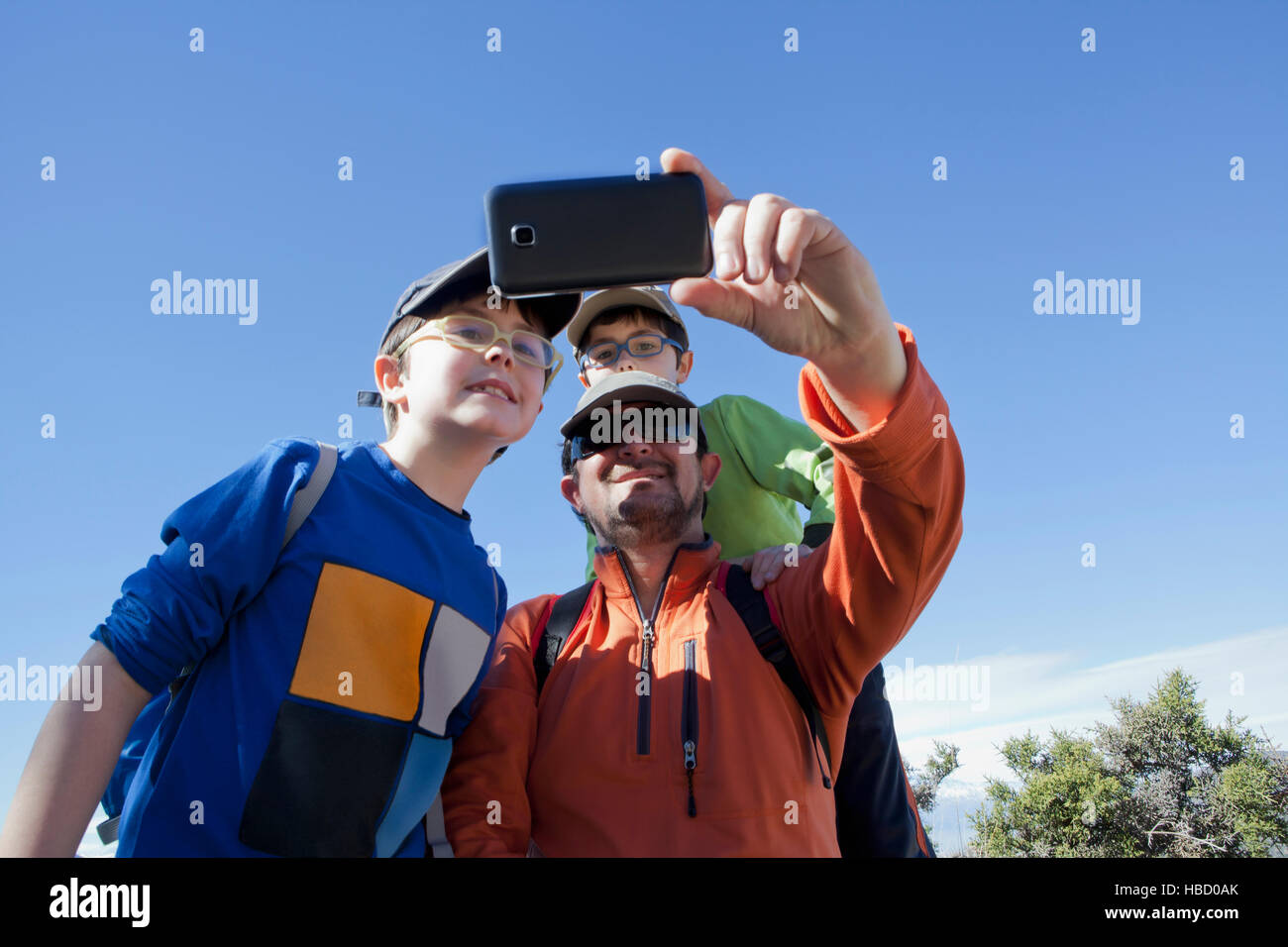 L'homme et fils jumeaux prenant en selfies smartphone Andes, Valparaiso, Chili Banque D'Images