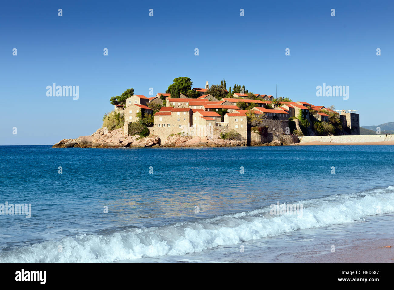 L'île de Sveti Stefan, château de la vieille ville vue depuis la plage. Le Monténégro, Europe Banque D'Images
