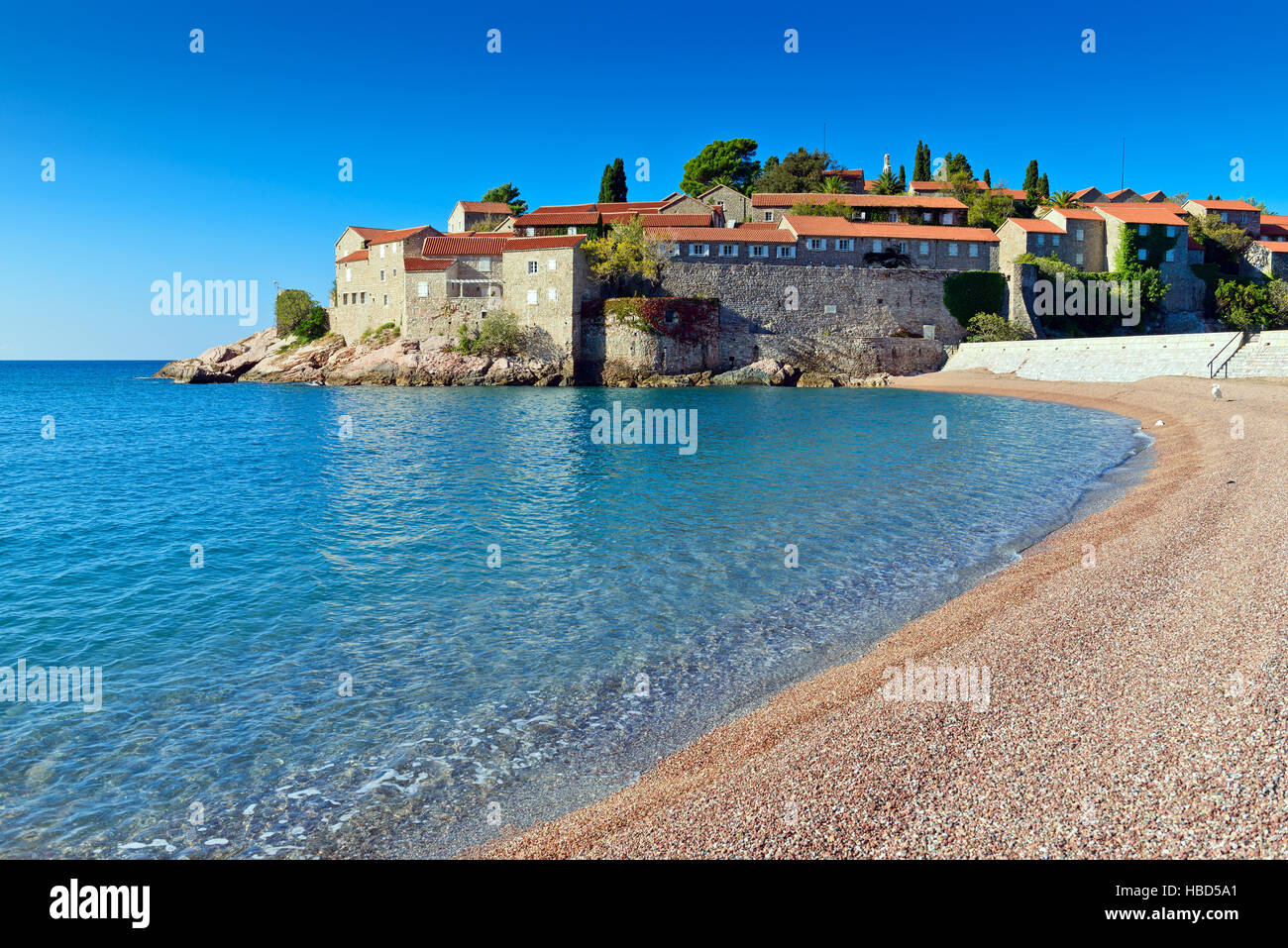 L'île de Sveti Stefan, château de la vieille ville vue depuis la plage. Le Monténégro, Europe Banque D'Images