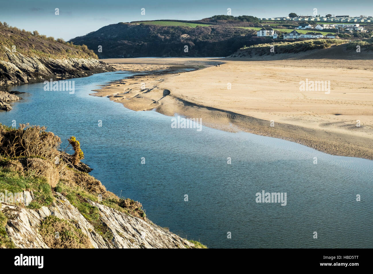 Gannel La rivière traverse la plage de Crantock primé à Newquay, Cornwall. Banque D'Images