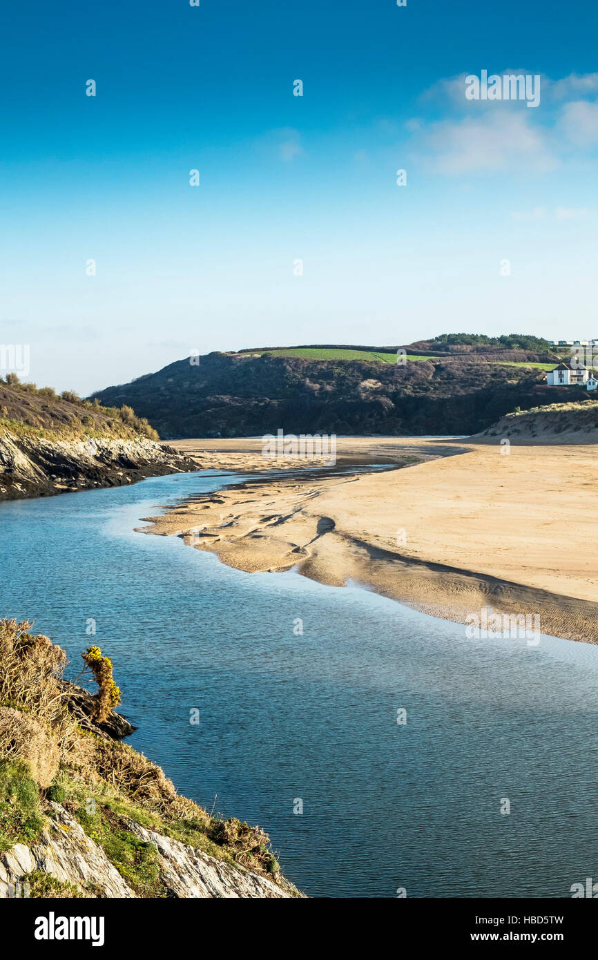 Gannel La rivière traverse la plage de Crantock primé à Newquay, Cornwall. Banque D'Images