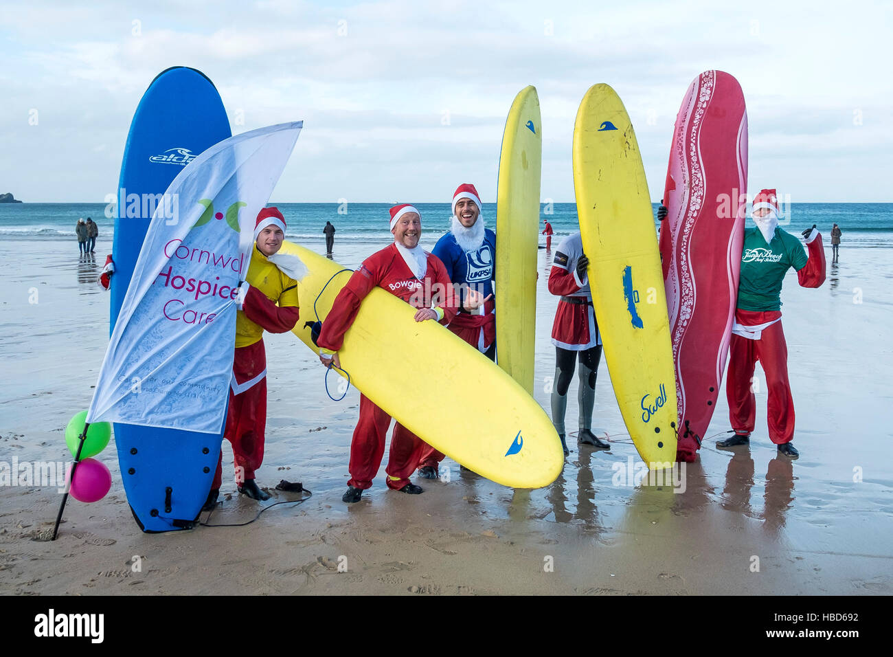 Santas surf à la collecte de fonds sur la concurrence Santa Surf chilly Plage de Fistral à Newquay, Cornwall. UK. Photographe : Gordon 1928/Alamy Banque D'Images