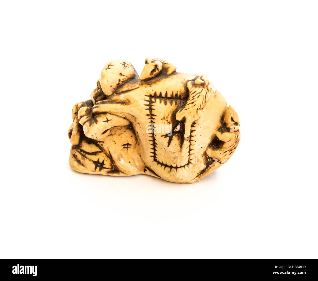 Netsuke japonais Daikoku avec un sac de riz et les rats. Banque D'Images