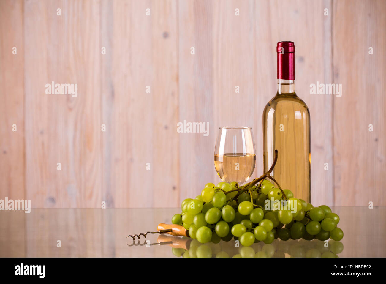 Bouteille de vin blanc avec des raisins et sur verre tire-bouchon Banque D'Images