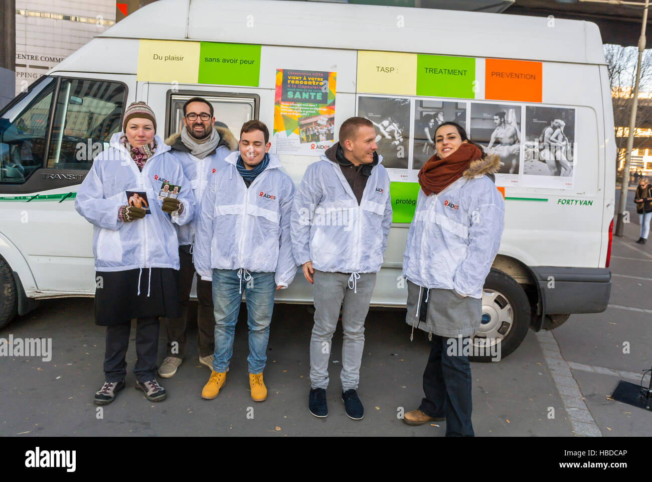 Bagnolet, France, Groupe de jeunes Français, volontaires, dépistage du VIH SIDA sur les militants de rue, d'ONG AIDES, dans la rue, avec le camion d'information de prévention 'Journée mondiale du SIDA' VIH les agents de santé de la communauté gay, épidémie et peste france Banque D'Images