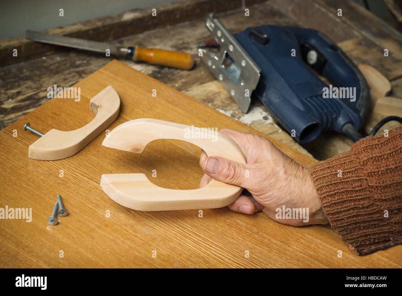Fabrication de poignées de meubles alder Banque D'Images