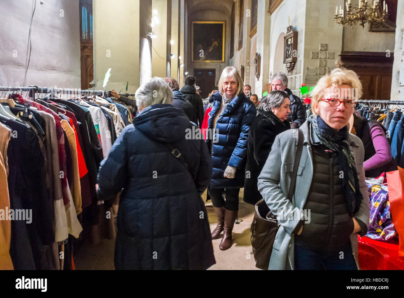 Paris, France, les Français Shopping, à l'intérieur d'un marché de Noël  inhabituel dans l'église du Marais, Paroisse notre-Da-me des  blancs-Manteaux Photo Stock - Alamy