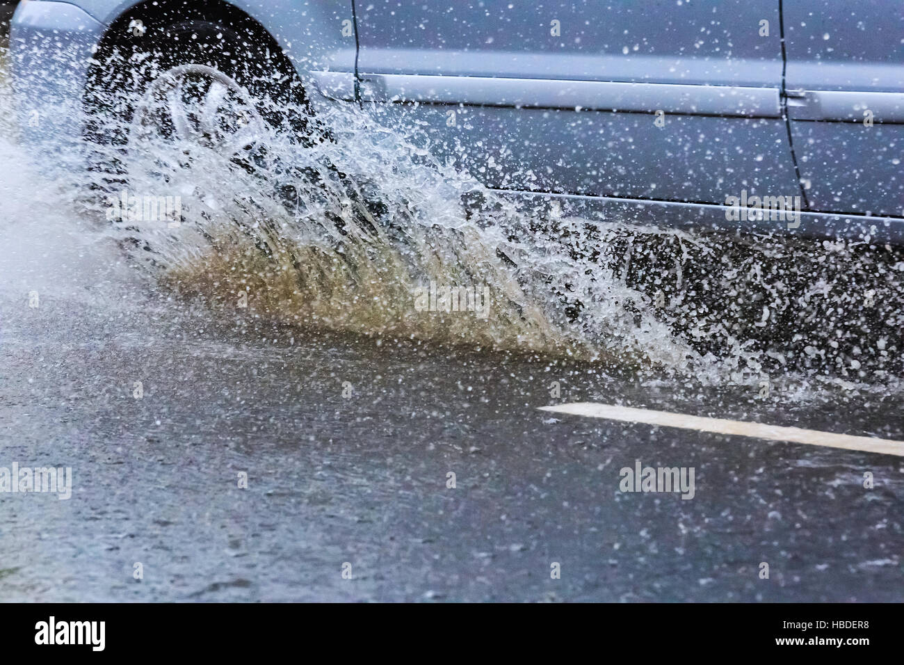 Les projections d'eau flaque pluie voiture Banque D'Images