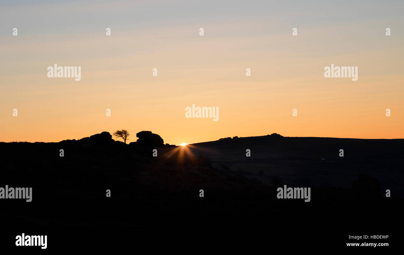 Coucher du soleil à Dartmoor avec la temporisation entre Holwell Tor Tor haut et Banque D'Images
