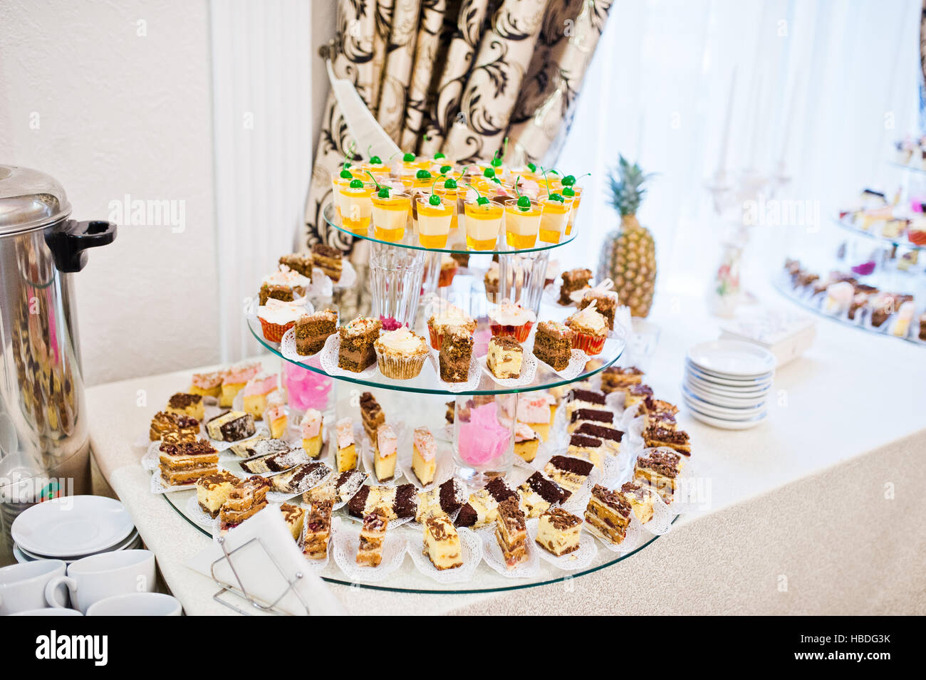 Réception de Mariage, table des gâteaux et sweet Banque D'Images